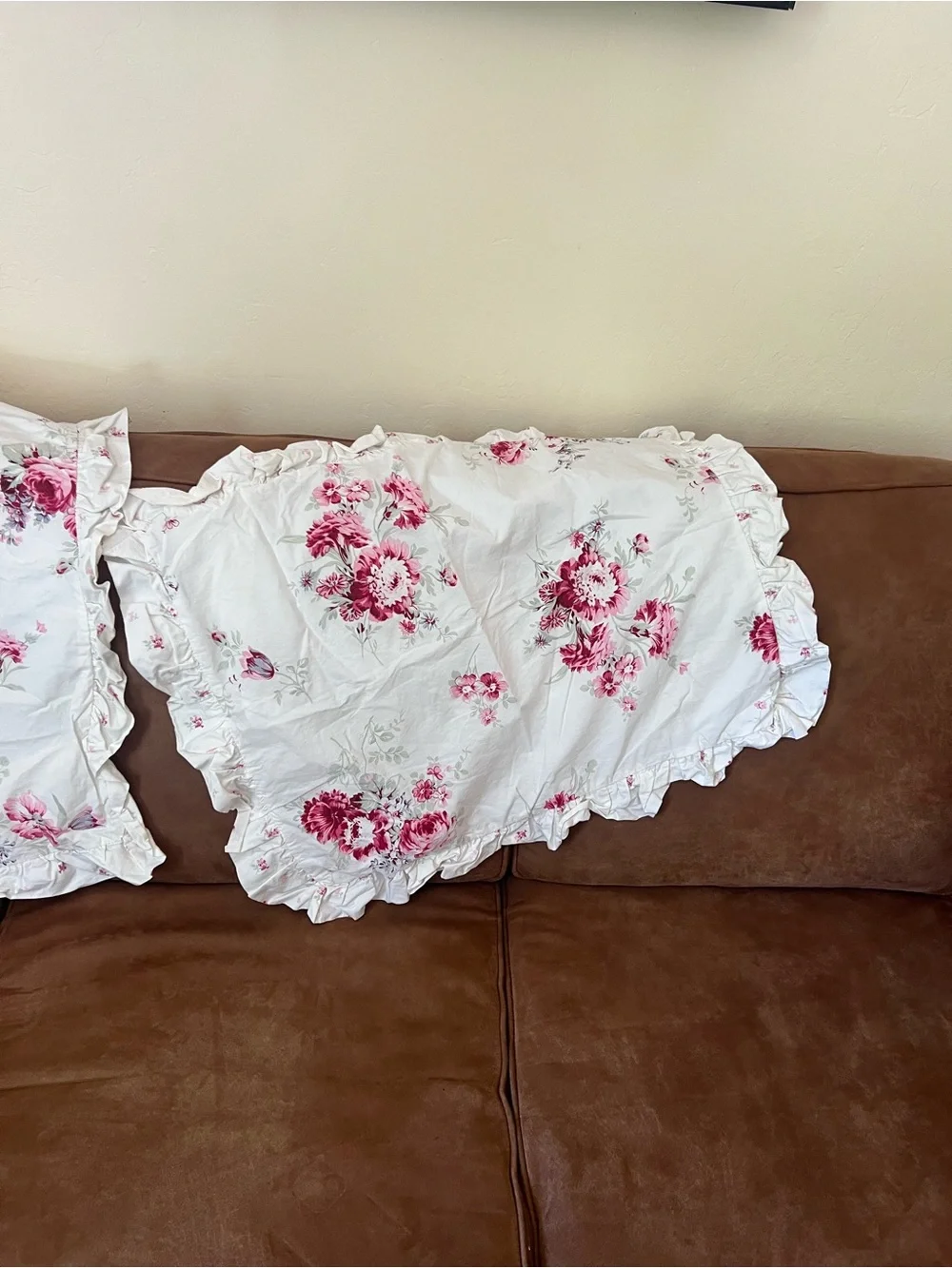 Simply Shabby Chic White Floral Ruffled 2 Pillow Cases